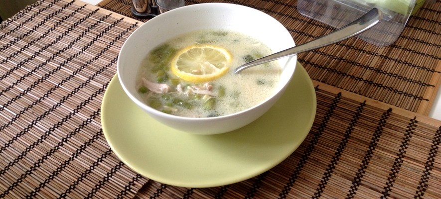 Куриный суп с зелеными овощами и лимоном