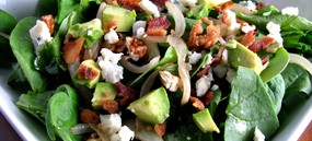 Салат со шпинатом, беконом и авокадо
