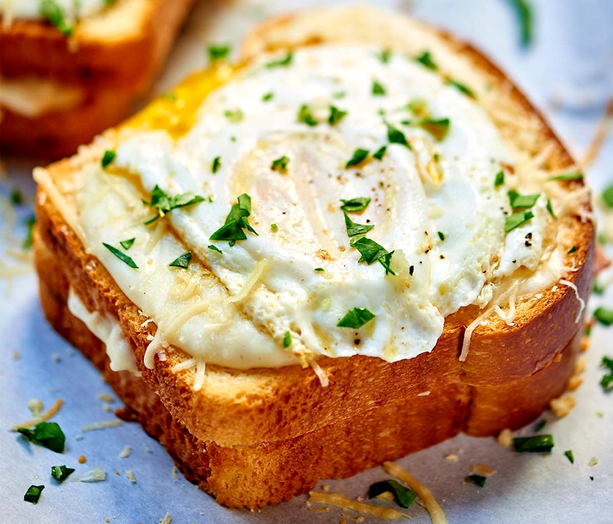 Тостовый хлеб с яйцом на сковороде