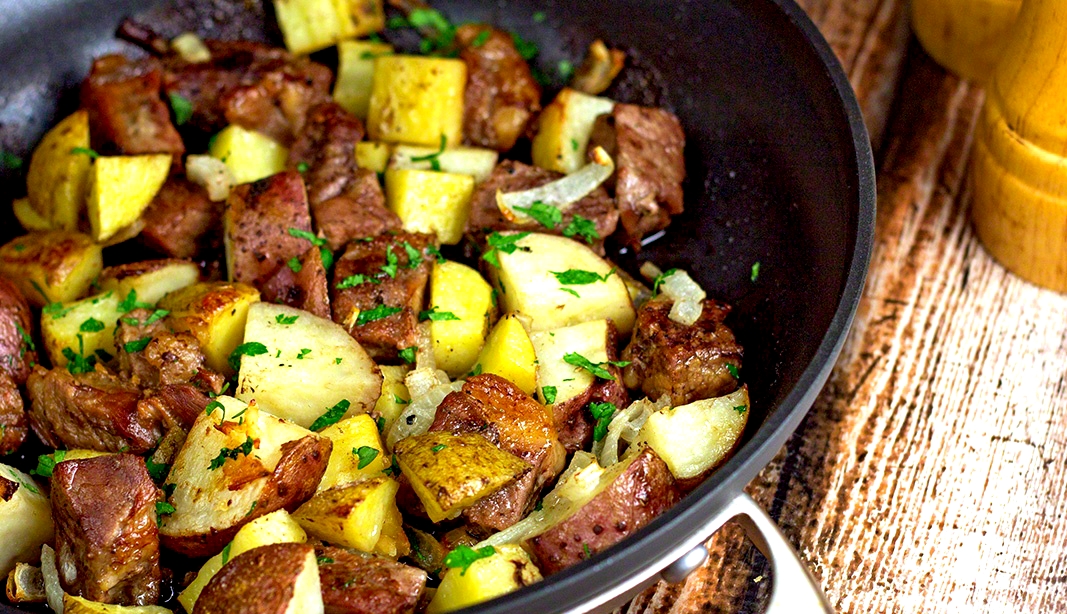 Вкусно приготовить картошку с мясом рецепт. Жареная картошка с мясом. Говядина с картошкой. Картошка на сковородке. Жареная картошка с говядиной.