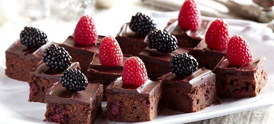 Шоколадные пирожные с ягодами