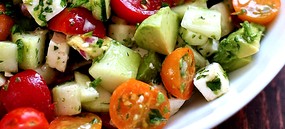 Салат с помидорами, огурцами и авокадо