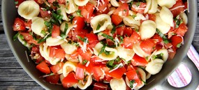 Салат с пастой, помидорами и базиликом
