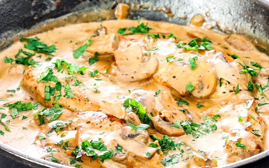 Рецепт курицы в сливочном соусе с грибами с фото на сковороде