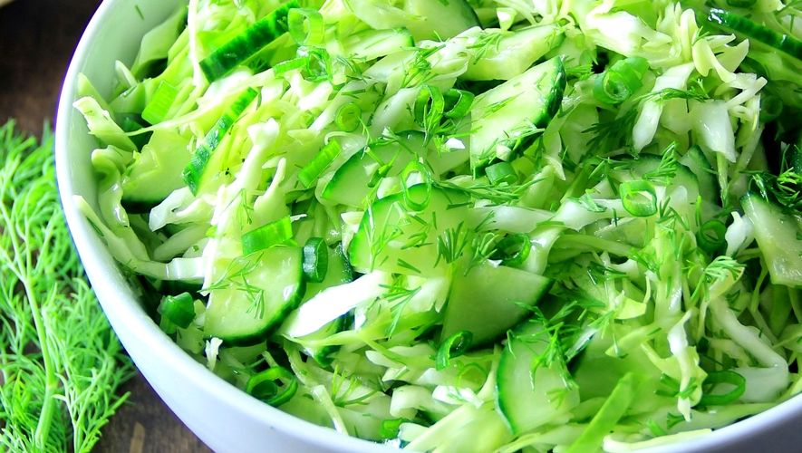 Консервированный сельдерей салат. Салат из черешкового сельдерея и пекинской капусты. Салат с капустой и огурцом. Салат зеленый с огурцами. Салат весенний из капусты.